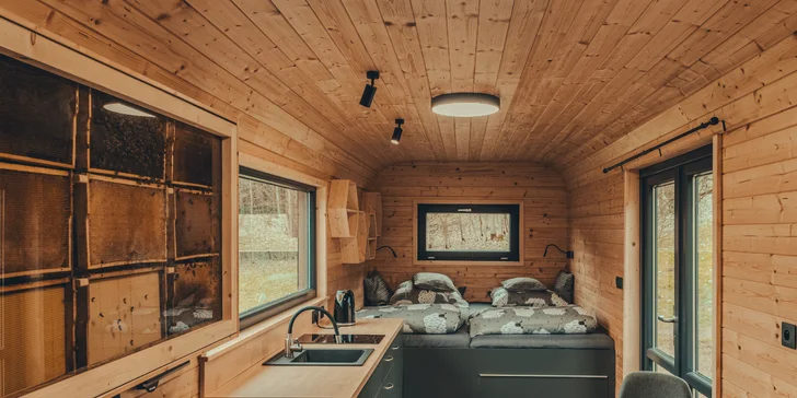 Netradičné ubytovanie v luxusne vybavenom včelíne s apiterapiou: fínska sauna, možnosť rybolovu, minibar