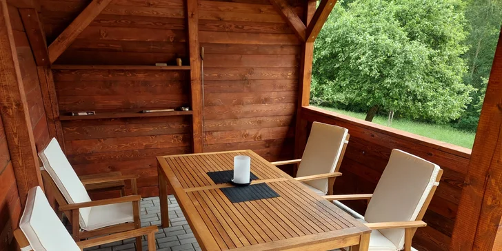 Netradičné ubytovanie v luxusne vybavenom včelíne s apiterapiou: fínska sauna, možnosť rybolovu, minibar
