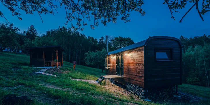 Netradičné ubytovanie v luxusne vybavenom včelíne s apiterapiou: fínska sauna, možnosť rybolovu, minibar