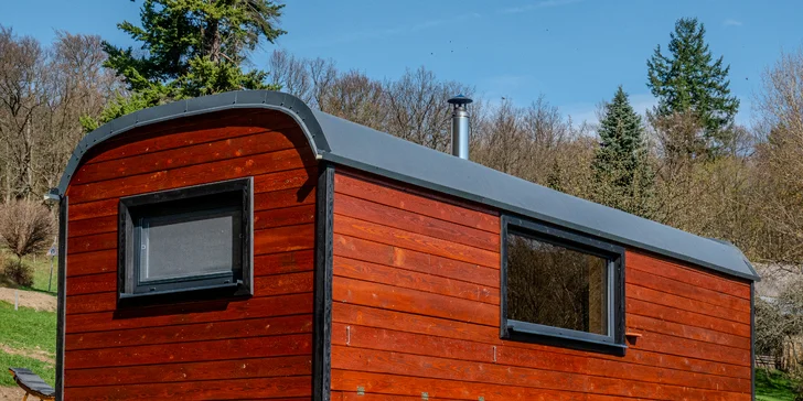 Netradičné ubytovanie v luxusne vybavenom včelíne s apiterapiou: fínska sauna, možnosť rybolovu, minibar