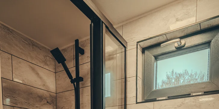 Netradičné ubytovanie v luxusne vybavenom včelíne s apiterapiou: fínska sauna, možnosť rybolovu, minibar