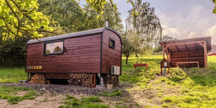 Netradičné ubytovanie v luxusne vybavenom včelíne s apiterapiou: fínska sauna, možnosť rybolovu, minibar