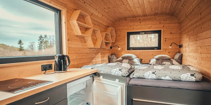 Netradičné ubytovanie v luxusne vybavenom včelíne s apiterapiou: fínska sauna, možnosť rybolovu, minibar