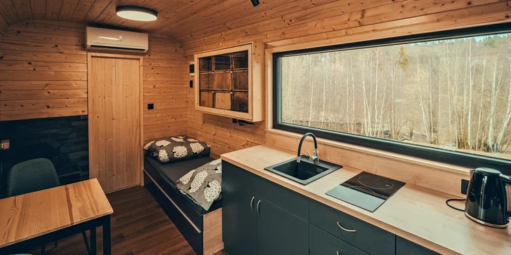Netradičné ubytovanie v luxusne vybavenom včelíne s apiterapiou: fínska sauna, možnosť rybolovu, minibar