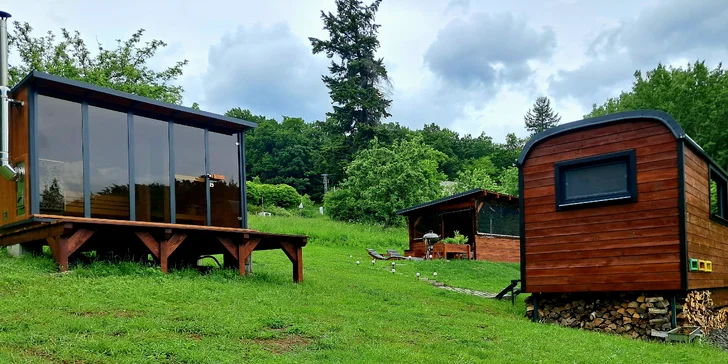 Netradičné ubytovanie v luxusne vybavenom včelíne s apiterapiou: fínska sauna, možnosť rybolovu, minibar