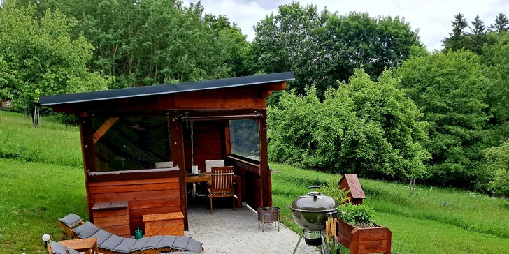 Netradičné ubytovanie v luxusne vybavenom včelíne s apiterapiou: fínska sauna, možnosť rybolovu, minibar