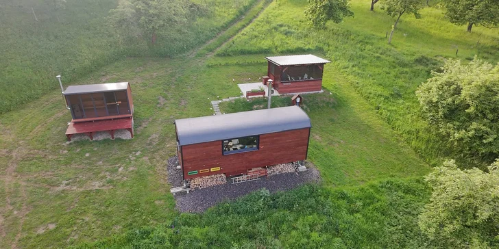 Netradičné ubytovanie v luxusne vybavenom včelíne s apiterapiou: fínska sauna, možnosť rybolovu, minibar