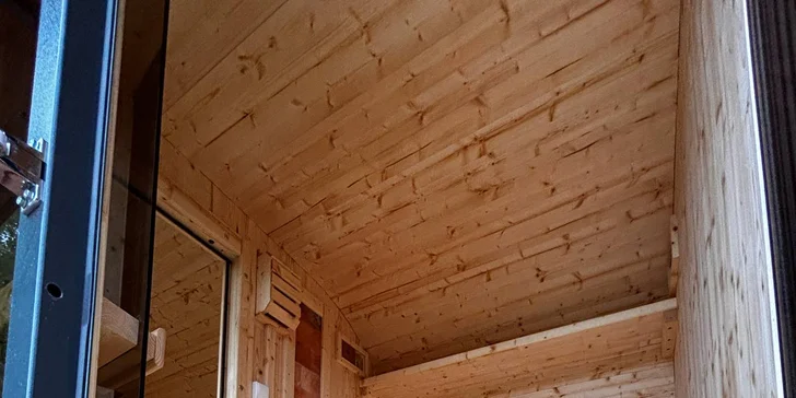 Netradičné ubytovanie v luxusne vybavenom včelíne s apiterapiou: fínska sauna, možnosť rybolovu, minibar
