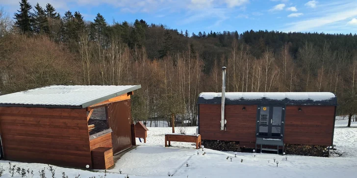 Netradičné ubytovanie v luxusne vybavenom včelíne s apiterapiou: fínska sauna, možnosť rybolovu, minibar