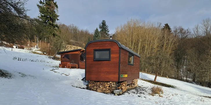 Netradičné ubytovanie v luxusne vybavenom včelíne s apiterapiou: fínska sauna, možnosť rybolovu, minibar