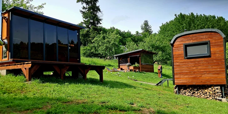 Netradičné ubytovanie v luxusne vybavenom včelíne s apiterapiou: fínska sauna, možnosť rybolovu, minibar