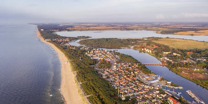 S deťmi k Baltskému moru: farebné domčeky v kempe pri pláži a ihrisko, až pre 6 osôb