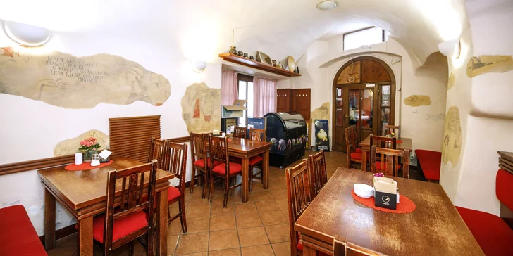 Pobyt v srdci Českého Krumlova s raňajkami a vínom: izba alebo apartmán až pre 5 osôb