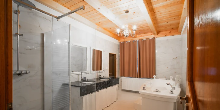 Spanie na peci a relax v saune aj kúpacom sude: luxusné apartmány uprostred lesov v Jeseníkoch