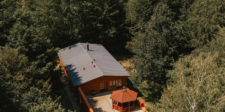 Spanie na peci a relax v saune aj kúpacom sude: luxusné apartmány uprostred lesov v Jeseníkoch