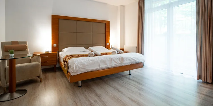 Spanie na peci a relax v saune aj kúpacom sude: luxusné apartmány uprostred lesov v Jeseníkoch