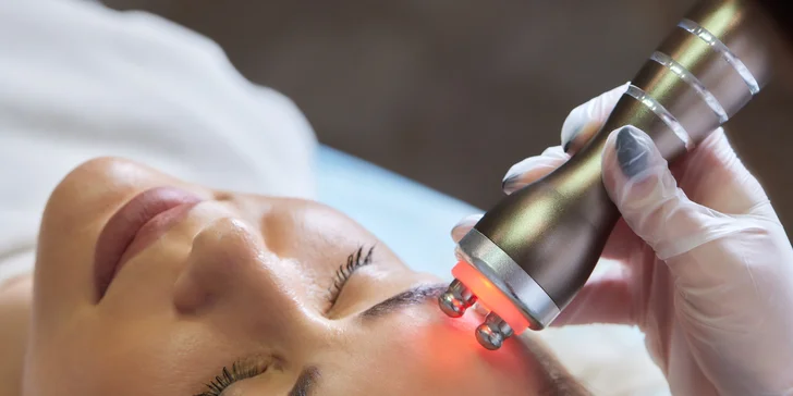 Karbónový Hollywood peeling, rádiofrekvencia, neinvazívna mezoterapia alebo omladenie kyselinou hyalurónovou
