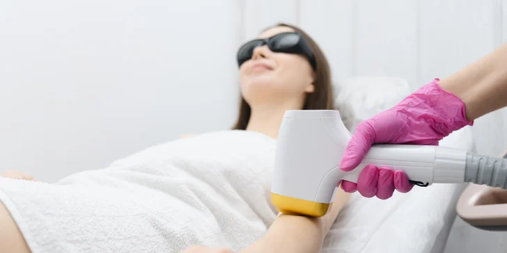 Laserová epilácia chĺpkov diódovým laserom, rôzne oblasti pre dámy