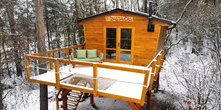 Chata v korunách stromov: romantika s krásnym výhľadom a vyhrievaný sud