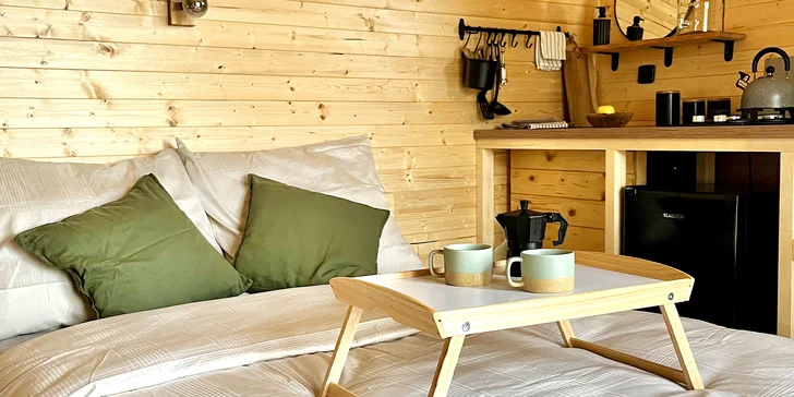 Chata v korunách stromov: romantika s krásnym výhľadom a vyhrievaný sud