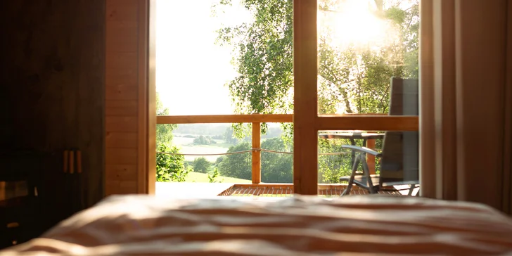 Chata v korunách stromov: romantika s krásnym výhľadom a vyhrievaný sud