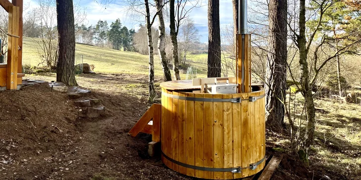 Chata v korunách stromov: romantika s krásnym výhľadom a vyhrievaný sud