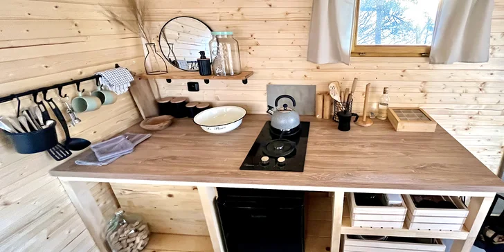 Chata v korunách stromov: romantika s krásnym výhľadom a vyhrievaný sud