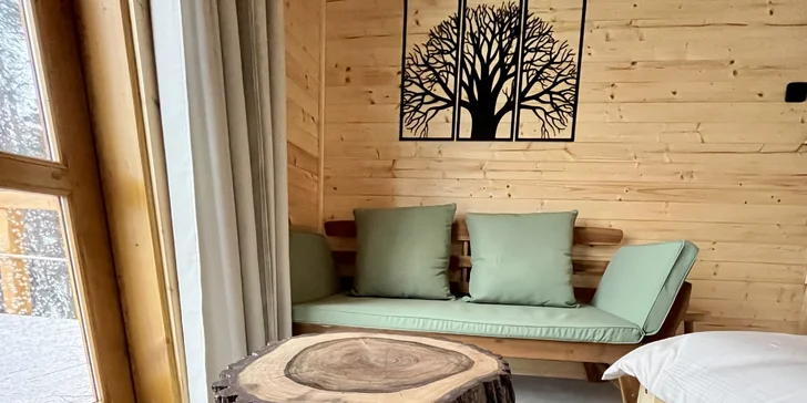 Chata v korunách stromov: romantika s krásnym výhľadom a vyhrievaný sud