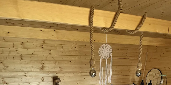 Chata v korunách stromov: romantika s krásnym výhľadom a vyhrievaný sud