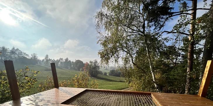 Chata v korunách stromov: romantika s krásnym výhľadom a vyhrievaný sud