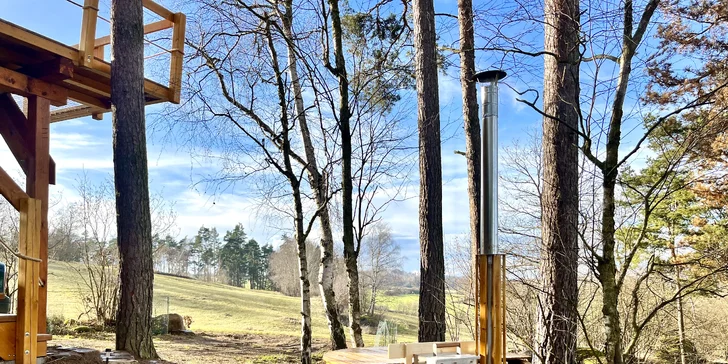 Chata v korunách stromov: romantika s krásnym výhľadom a vyhrievaný sud