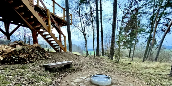 Chata v korunách stromov: romantika s krásnym výhľadom a vyhrievaný sud