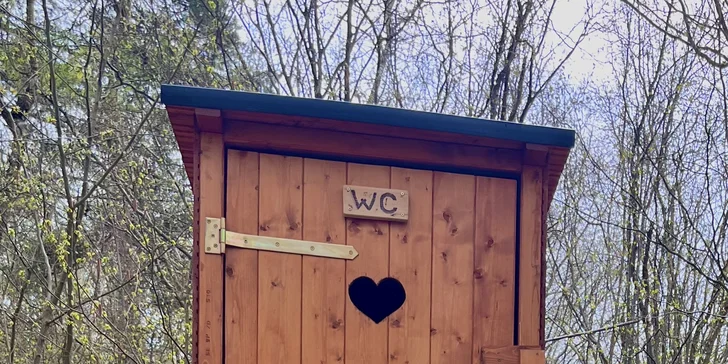 Chata v korunách stromov: romantika s krásnym výhľadom a vyhrievaný sud