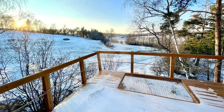 Chata v korunách stromov: romantika s krásnym výhľadom a vyhrievaný sud