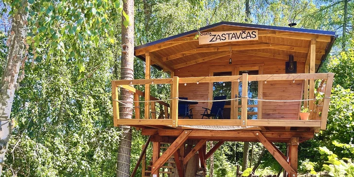 Chata v korunách stromov: romantika s krásnym výhľadom a vyhrievaný sud