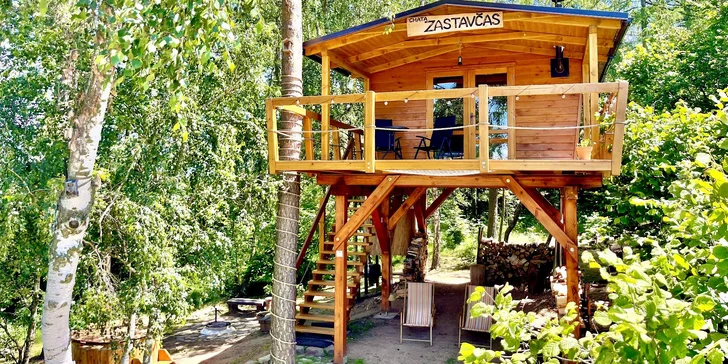 Chata v korunách stromov: romantika s krásnym výhľadom a vyhrievaný sud