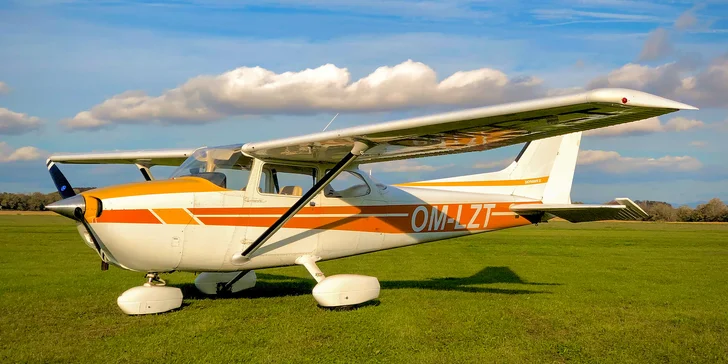 Vyhliadkový let lietadlom Cessna F172N s možnosťou pilotovania ponad západné Slovensko