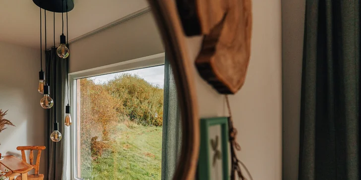 Vybavený tiny house uprostred prírody s vonkajším posedením