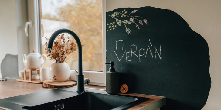Vybavený tiny house uprostred prírody s vonkajším posedením