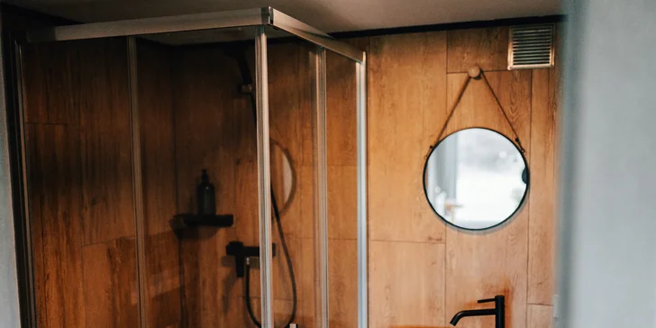 Vybavený tiny house uprostred prírody s vonkajším posedením