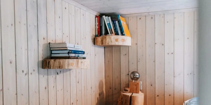Vybavený tiny house uprostred prírody s vonkajším posedením