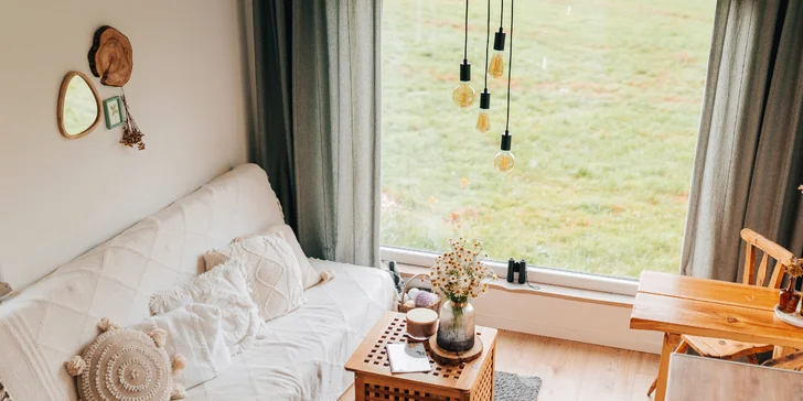 Vybavený tiny house uprostred prírody s vonkajším posedením