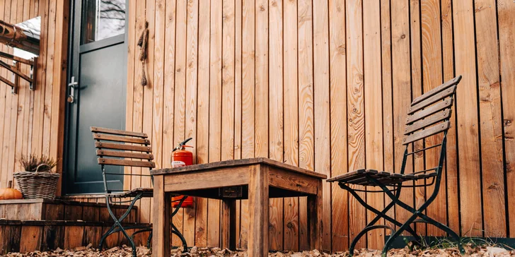 Vybavený tiny house uprostred prírody s vonkajším posedením