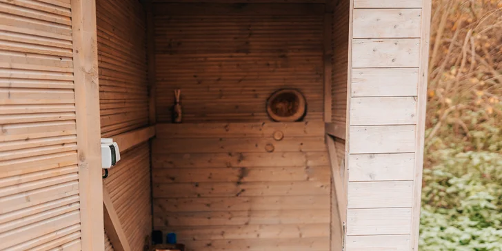 Vybavený tiny house uprostred prírody s vonkajším posedením
