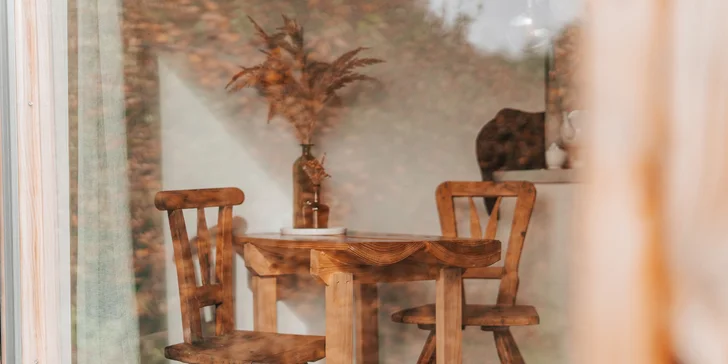 Vybavený tiny house uprostred prírody s vonkajším posedením