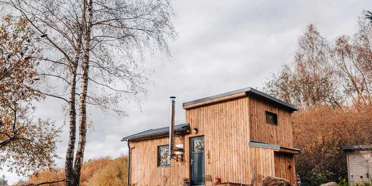 Vybavený tiny house uprostred prírody s vonkajším posedením