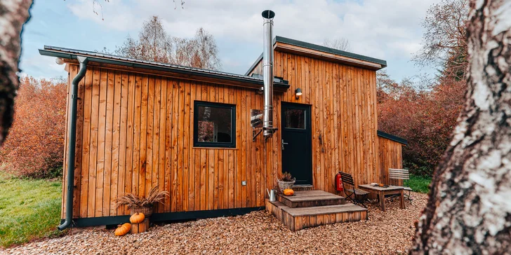 Vybavený tiny house uprostred prírody s vonkajším posedením