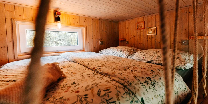 Vybavený tiny house uprostred prírody s vonkajším posedením