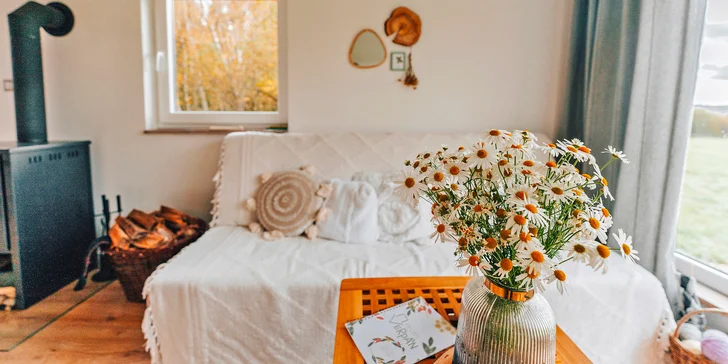 Vybavený tiny house uprostred prírody s vonkajším posedením