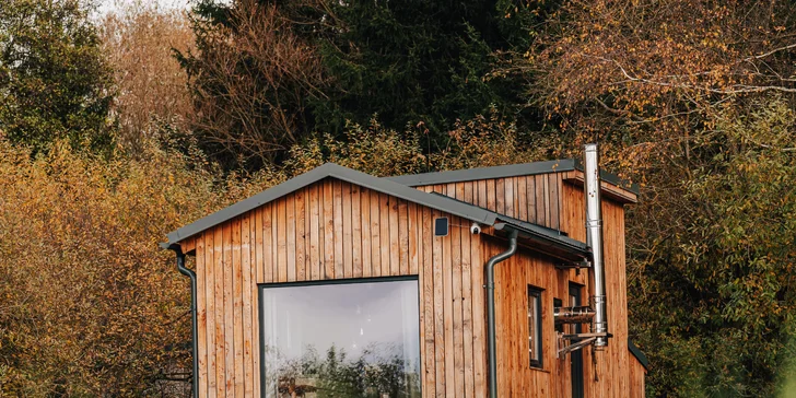 Vybavený tiny house uprostred prírody s vonkajším posedením
